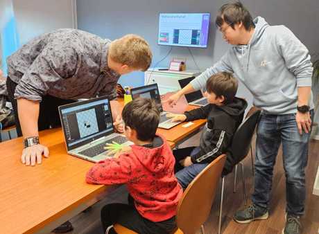 Unsere Lehrer bringen Kindern das Programmieren bei.