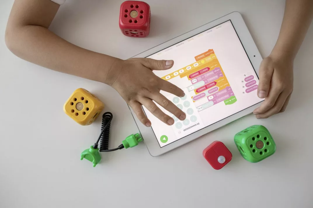Ein Kind lernt Programmieren auf einem Tablet.