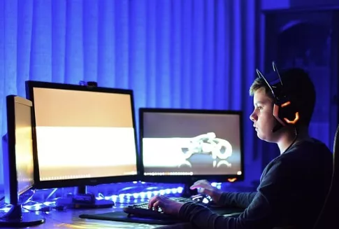 Kind das grade sein eigenes Videospiel programmiert