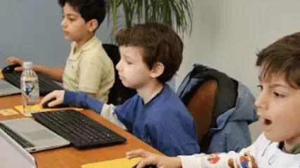 Die Kinder arbeiten an ihren Projekten am Computer