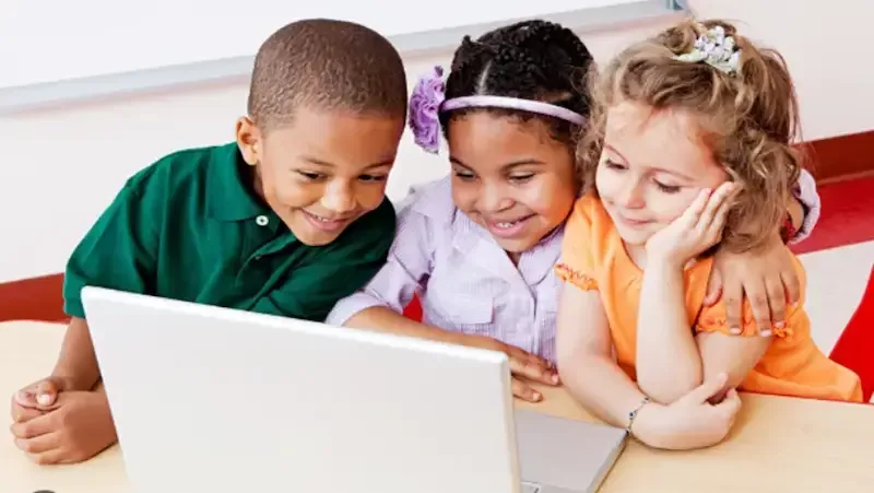 Die Kinder erhalten Aufgaben für die Arbeit in Gruppen