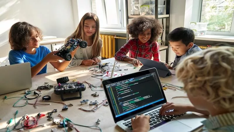 Die Schüler arbeiten in Gruppen an ihren Projekten