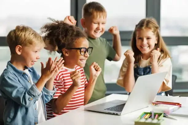 Die Schüler feiern ihren Erfolg.