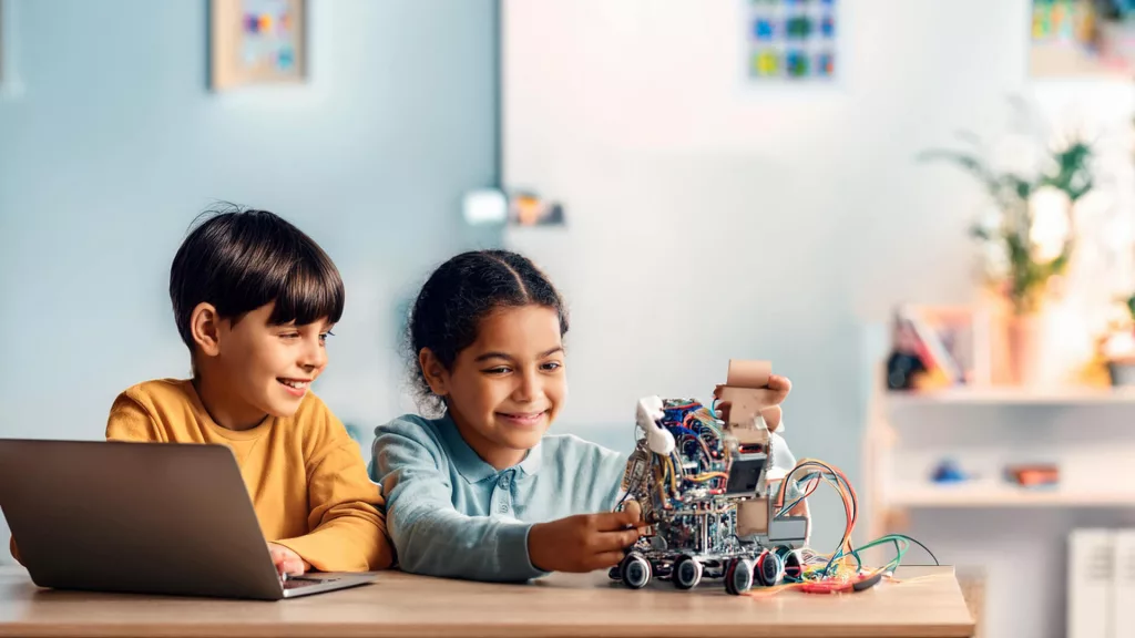 Die Schüler erhalten einfache, aber reale Projekte ihrer eigenen Wahl, um das Interesse aufrechtzuerhalten.