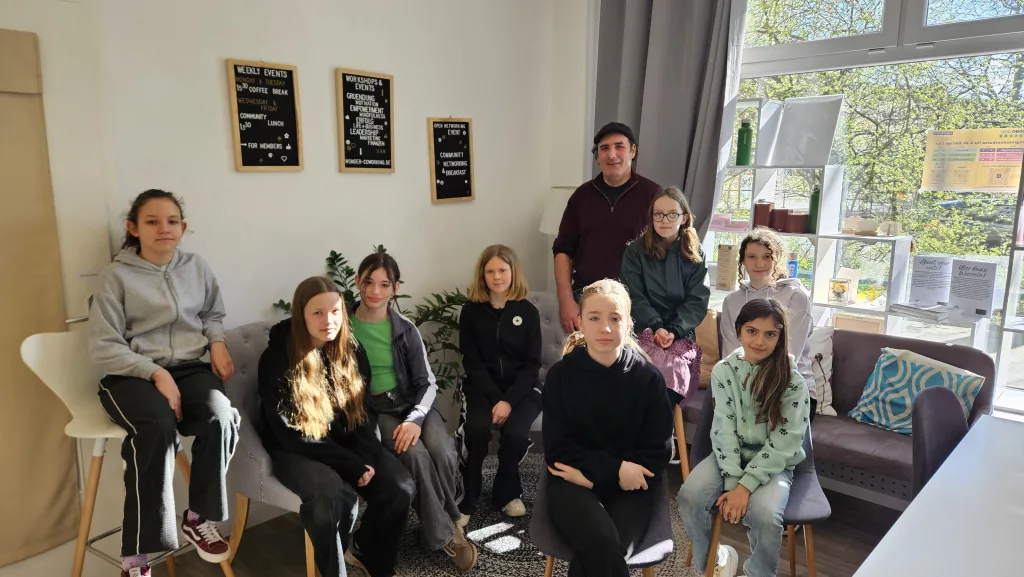 Gruppe junger Mädchen beim Girls’Day 2025 in Berlin-Prenzlauer Berg, die am AI Game Development Workshop mit GDevelop teilnehmen.