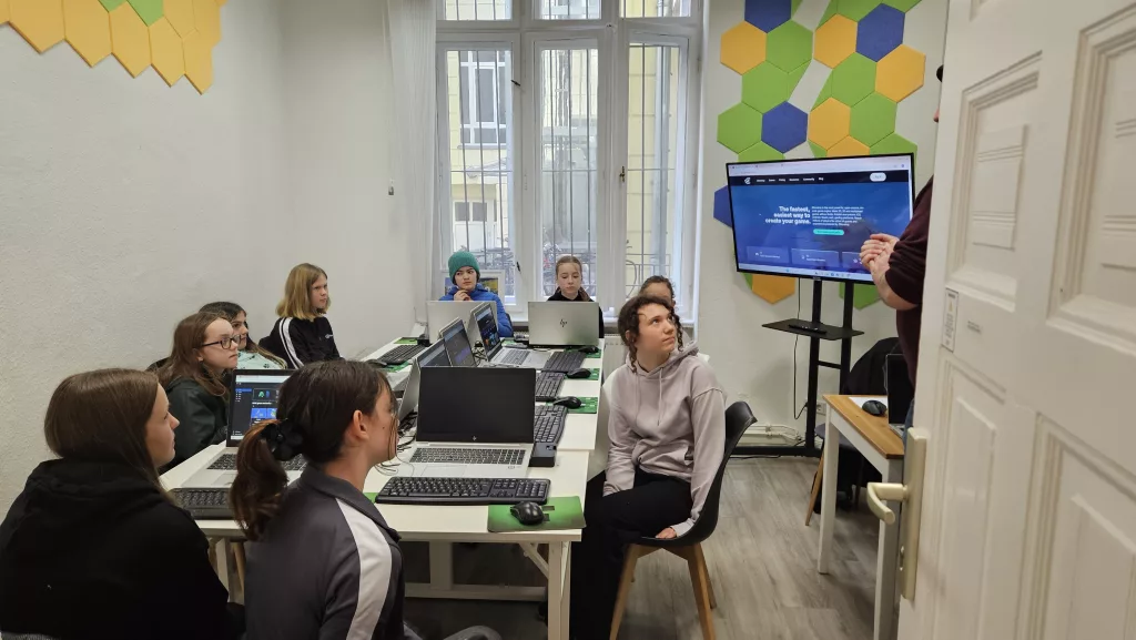 Eine Gruppe junger Mädchen sitzt an Computern und lernen die ersten Schritte des Game Designs, beim Girls’Day 2025 am Prenzlauerberg - Berlin.