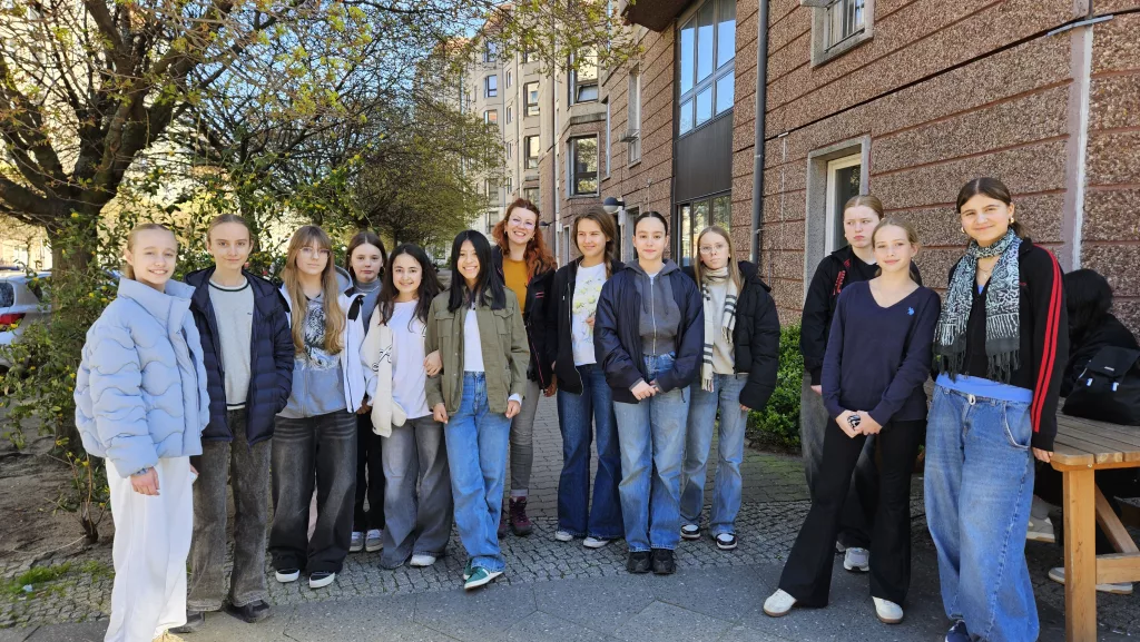 Teilnehmerinnen der Python Emoji Challenge beim Girls’Day 2025 vor dem Veranstaltungsort in Berlin-Potsdamer Platz – voller Energie und Vorfreude.
