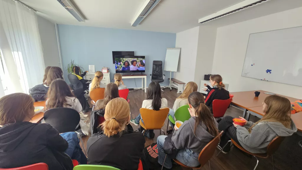 Mädchen schauen während des Girls’Day 2025 gemeinsam den Film „Hidden Figures“ – ein inspirierender Einstieg in die anschließende Python-Session.